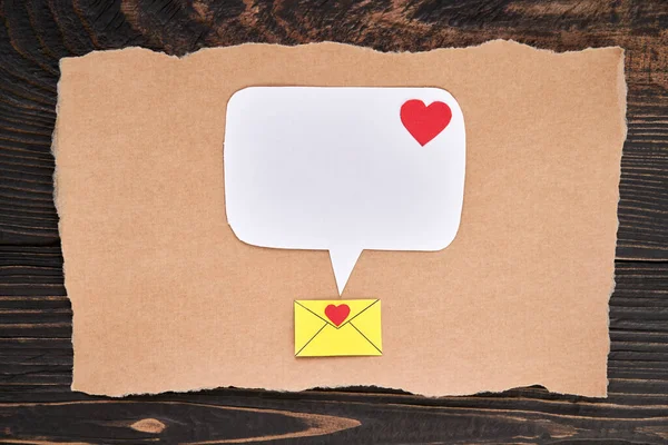 Posta Ikonu Kırmızı Kalp Kağıt Sanatında Konuşma Balonu Olan Bir — Stok fotoğraf