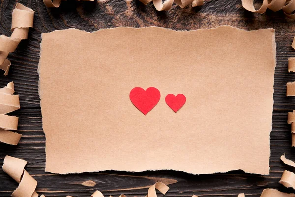 Postal Con Corazones Papel Rojo Carta Amor Tarjeta Felicitación Maqueta —  Fotos de Stock