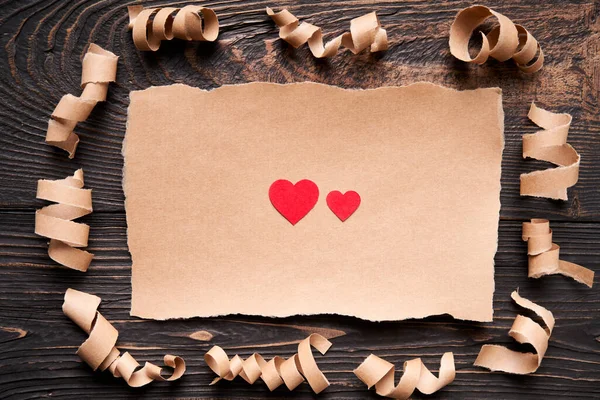 Postkarte Mit Roten Papierherzen Liebesbrief Grußkarte Einladungsattrappe Vor Dunklem Holzhintergrund — Stockfoto
