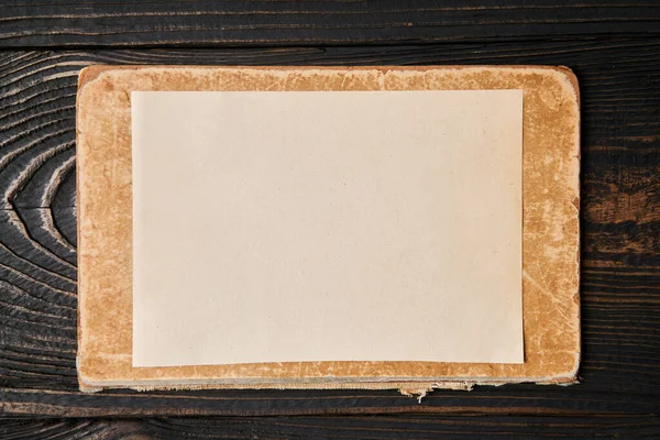 老式的问候或邀请卡的黑色木制背景模型 复制文本的空间 旧空白纸制纸板卡 — 图库照片