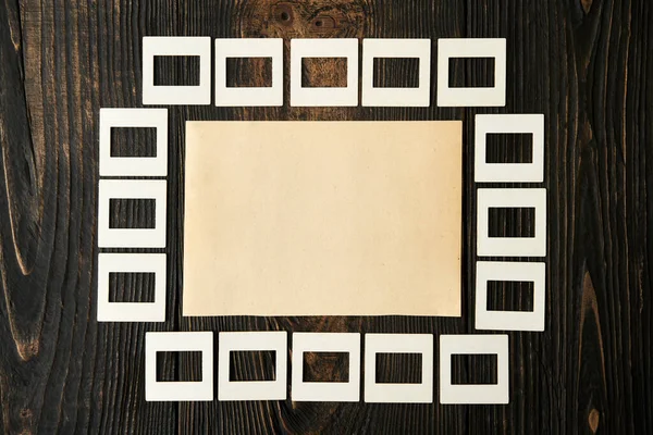 Karanlık Ahşap Arka Planda Fotokopi Alanı Olan Boş Işi Kağıt — Stok fotoğraf