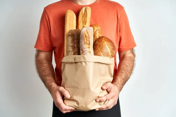 Omul Deține Pâini Proaspete Baghete Pâine Pungă Hârtie Fundal Deschis — Fotografie, imagine de stoc