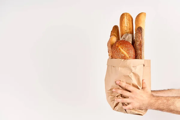 Świeże Bochenki Chleba Papierowej Torbie Rękach Człowieka Kopią Miejsca Tekst — Zdjęcie stockowe