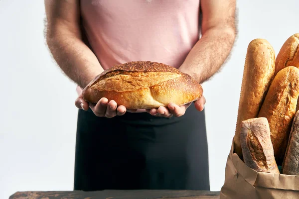 Baker Man Förkläde Håller Limpa Nybakat Bröd Händerna Bageri Livsmedelskoncept — Stockfoto