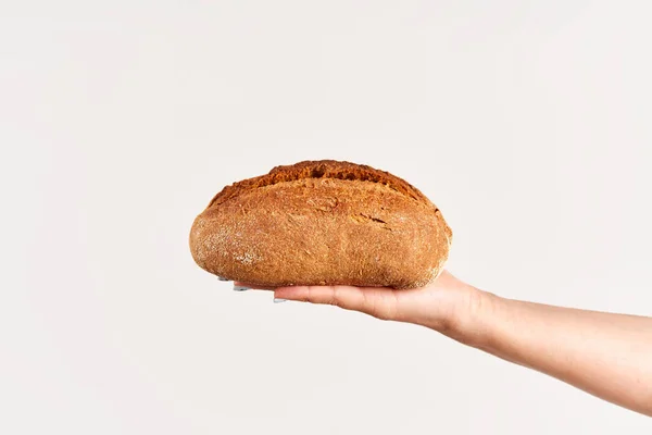 Hemlagat Multigrain Bröd Kvinna Hand Över Vit Bakgrund Bageri Livsmedelskoncept — Stockfoto