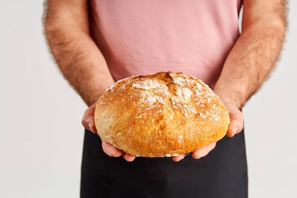 Baker Man Förkläde Håller Limpa Nybakat Bröd Händerna Bageri Livsmedelskoncept — Stockfoto