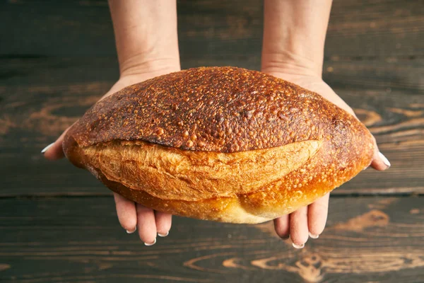 Bochenek Świeżego Białego Chleba Rękach Kobiety Drewnianym Tle Stołu Piekarnia — Zdjęcie stockowe