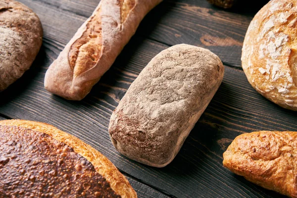 Różne Świeże Bochenki Chleba Drewnianym Tle Zdrowe Odżywianie Jedzenie Koncepcja — Zdjęcie stockowe