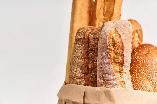 Różne Rodzaje Francuskich Bagietek Chlebowych Papierowej Torbie Białym Tle Przestrzenią — Zdjęcie stockowe