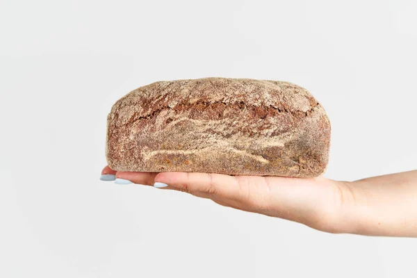 Hemlagat Multigrain Bröd Kvinna Hand Över Vit Bakgrund Bageri Livsmedelskoncept — Stockfoto
