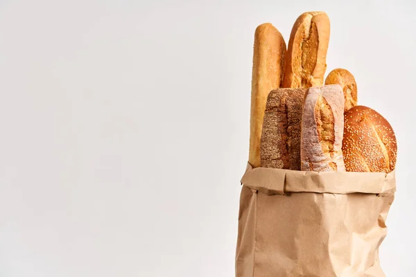 不同类型的法国面包面包面包在纸袋白色背景与复制空间 面包店 美味食品概念 — 图库照片