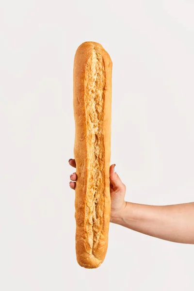 Багетний Хліб Жіночій Руці Білому Тлі Хлібобулочні Вироби Концепція Харчування — стокове фото