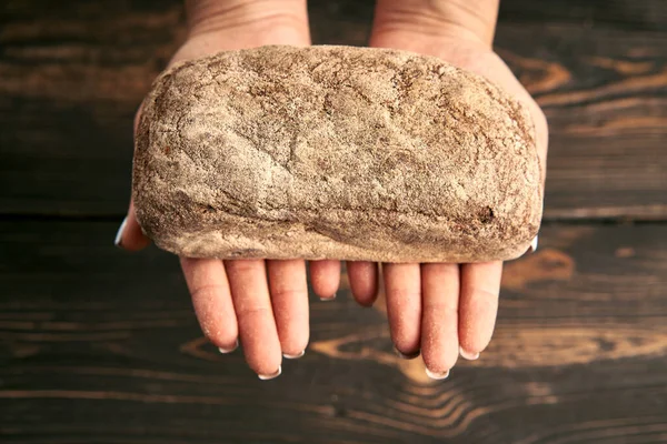 Chleb Świeżego Chleba Wielowarstwowego Żytniego Rękach Kobiet Drewnianym Tle Stołu — Zdjęcie stockowe