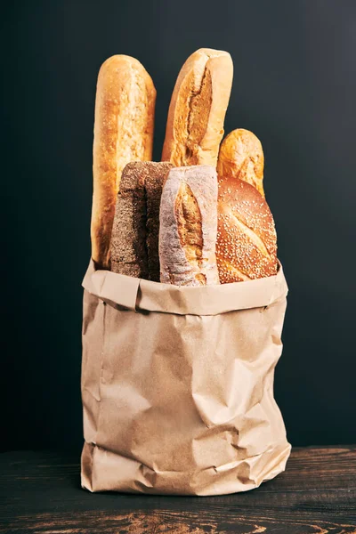 Różne Rodzaje Francuskich Bagietek Chlebowych Papierowej Torbie Ciemnym Tle Przestrzenią — Zdjęcie stockowe