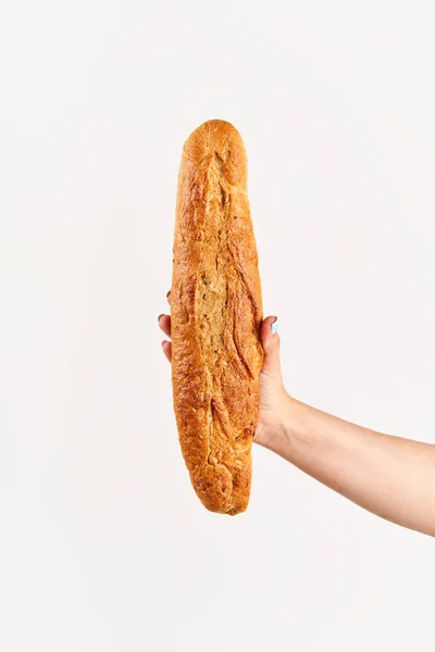 Baguette Pâine Femeie Mână Peste Fundal Alb Brutărie Concept Alimentar — Fotografie, imagine de stoc