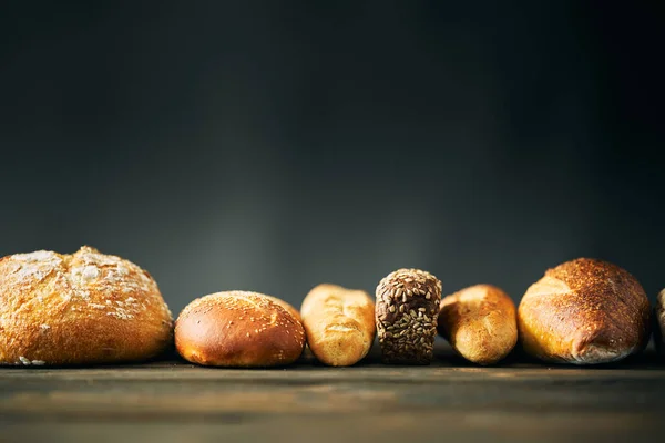 Różne Rodzaje Bochenków Chleba Zbliżają Się Miejsca Kopiowania Piekarnia Tło — Zdjęcie stockowe