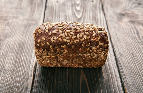 Chleb Świeżego Chleba Wielowarstwowego Żytniego Drewnianym Tle Stołu Piekarnia Koncepcja — Zdjęcie stockowe
