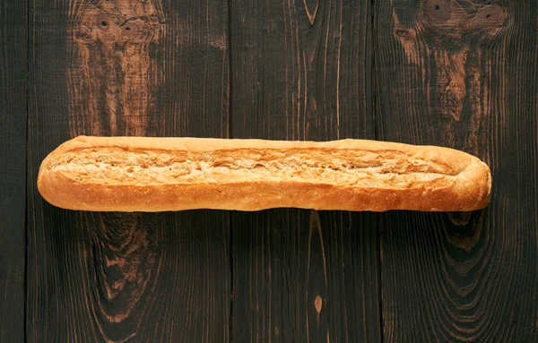 木制桌子背景上新鲜做的面包 面包店 食品概念 — 图库照片