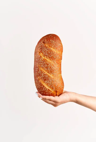 Pâine Multigranulară Casă Mână Femeie Fundal Alb Brutărie Concept Alimentar — Fotografie, imagine de stoc