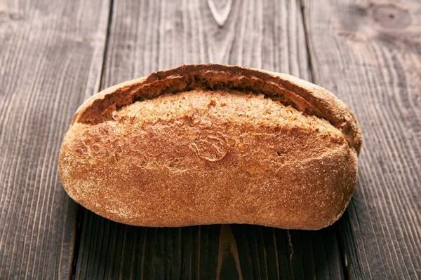 Chleb Świeżego Chleba Wielowarstwowego Żytniego Drewnianym Tle Stołu Piekarnia Koncepcja — Zdjęcie stockowe