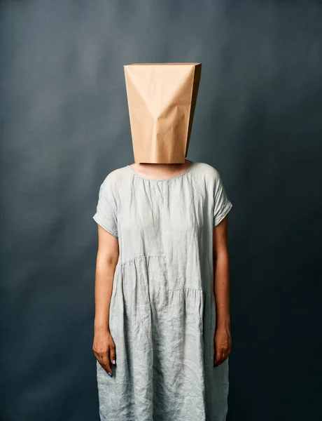 Frau Langem Kleid Mit Papiertüte Auf Dem Kopf Vor Dunklem — Stockfoto
