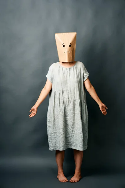Verwirrte Frau Mit Papiertüte Über Dem Kopf Auf Dunklem Hintergrund — Stockfoto