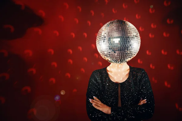 Wanita Berpakaian Sequin Dengan Bola Disko Bukan Kepala Retro Musik — Stok Foto