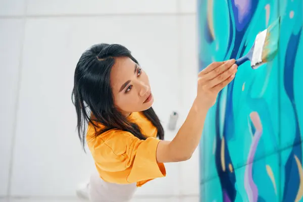 Seniman Jalanan Perempuan Melukis Grafiti Penuh Warna Dengan Cat Brushe — Stok Foto