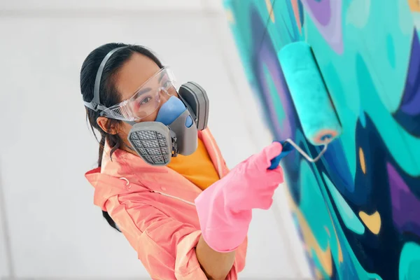 Seniman Jalanan Perempuan Dalam Masker Respirator Melukis Grafiti Penuh Warna — Stok Foto