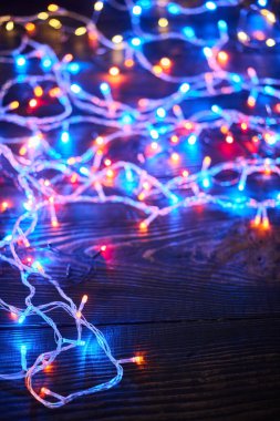 Renkli noel ışıkları arka planda fotokopi alanı ile. Mutlu Noeller ve mutlu yeni yıl kompozisyonu