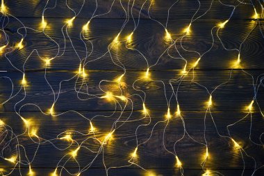 Noel altın ışıklarının arka planı. Mutlu Noeller ve mutlu yeni yıl kompozisyonu. Dekoratif çelenk