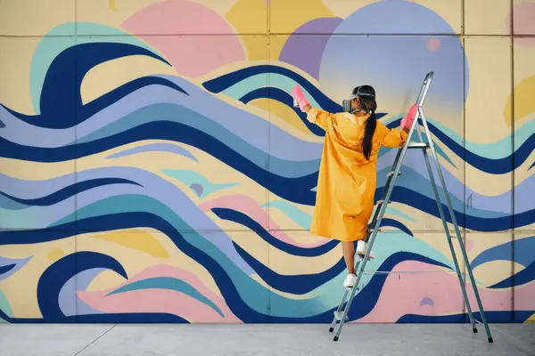 Női Utcai Művész Színes Graffitit Fest Egy Létrán Modern Művészet Stock Fotó