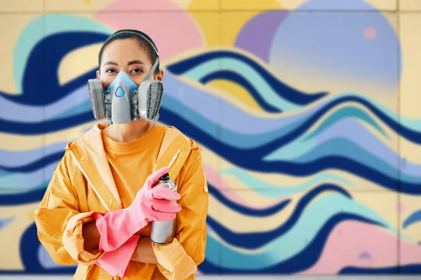 Graffiti Artiste Rue Féminine Dans Masque Respirateur Debout Près Mur Photo De Stock