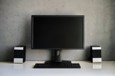 Masadaki boş bilgisayar monitörü. Çalışma alanı arkaplanı