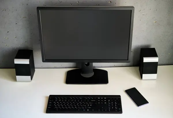 Arbetsplatsbakgrund Datorskärm Med Tangentbord Datorhögtalare Och Mobiltelefon Skrivbordet — Stockfoto