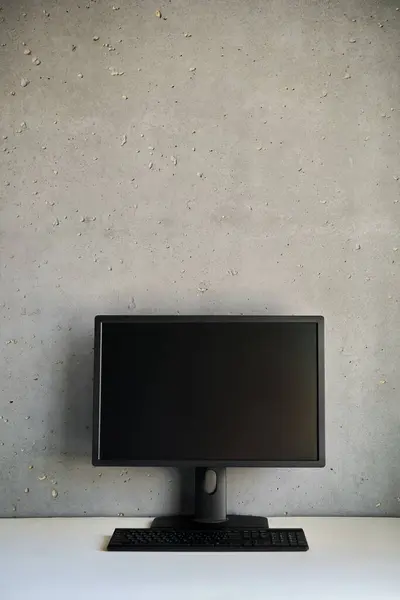 コピースペースが付いている机の空白の黒いスクリーンが付いているコンピュータ モニター フロントビュー ロイヤリティフリーのストック写真