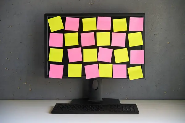 Bilgisayar Ekranındaki Boş Renkli Yapışkan Notlar Yeri Planı Görev Telifsiz Stok Fotoğraflar