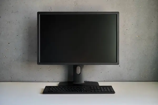 Monitor Komputer Dengan Layar Hitam Kosong Meja Dengan Ruang Fotokopi Stok Foto Bebas Royalti