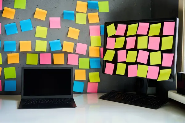 Büroarbeitsplatz Mit Laptop Und Desktop Voller Leerer Bunter Haftnotizen Businessplan Stockfoto