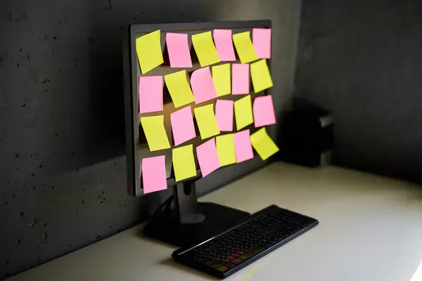 다채로운 끈적한 알림으로 차있는 컴퓨터 모니터 사무실 스톡 이미지