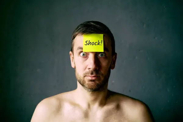 Confundido Hombre Sorprendido Con Nota Amarilla Pegajosa Frente Sobre Fondo Imagen De Stock