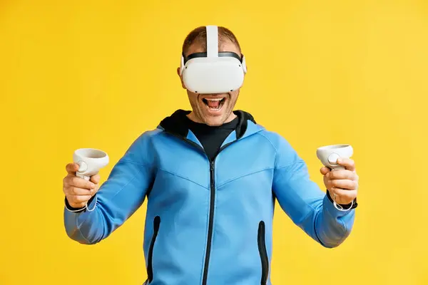 Άνθρωπος Φοράει Γυαλιά Εικονικής Πραγματικότητας Πάνω Από Κίτρινο Φόντο Μελλοντική Royalty Free Φωτογραφίες Αρχείου