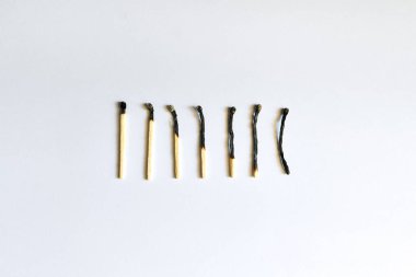 Beyaz arka planda yanmış kibritler. Duygusal yorgunluk kavramı