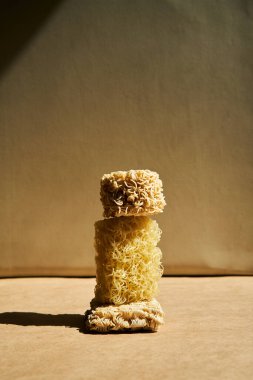 Bej üzerine hazır ramen eriştesinin yaratıcı besin bileşimi. 