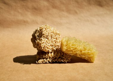 Bej üzerine hazır ramen eriştesinin yaratıcı besin bileşimi. 