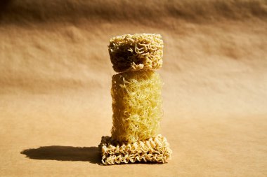 Bej üzerine hazır ramen eriştesinin yaratıcı besin bileşimi. 