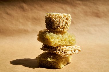Bej üzerine hazır ramen eriştesinin yaratıcı besin bileşimi. 