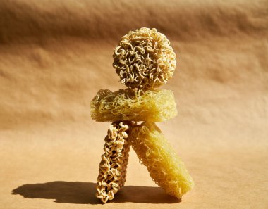 Bej üzerine hazır ramen eriştesinin yaratıcı besin bileşimi. 
