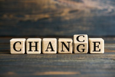 Tahta zemin üzerinde bozuk paralarla tahta küp bloklar çevirmek. Seçim konsepti