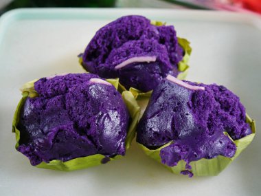 Filipinler 'de muz yapraklarında Ube pirinç keki 